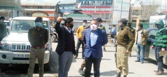 Div Com visits Pulwama, takes stock of COVID-19 control measures