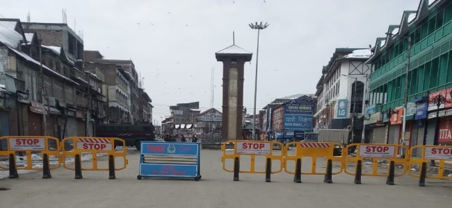 Internet services suspended, deserted roads and business establishment in Srinagar