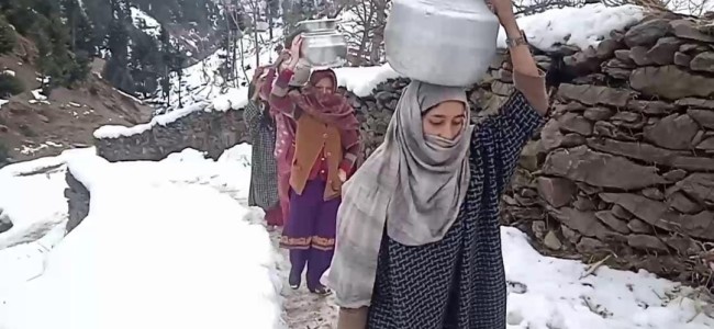 Women folk in Bagdoo-Pati Kachnambal-B village struggle amid snow for drinking water