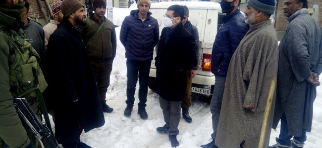 DC Budgam takes stock of Snow clearance in Chadoora areas