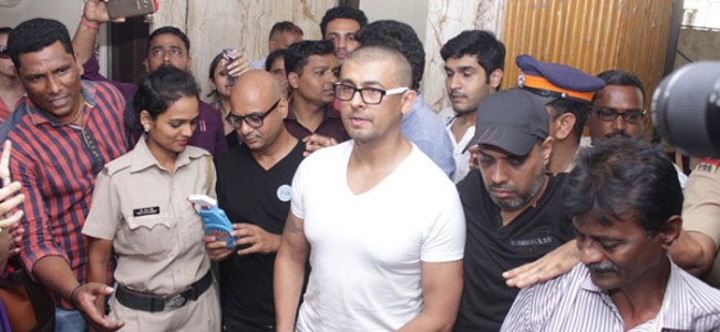Sonu Nigam shaves his head to protest the fatwa of Cleric.