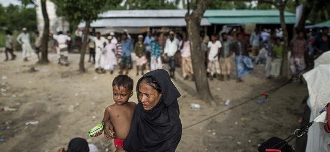10,000 Rohingya waiting at border to cross into Bangladesh: Report