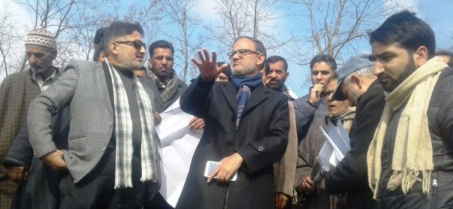 DDC Anantnag tours Qazigund, reviews implementation of CM’s directions