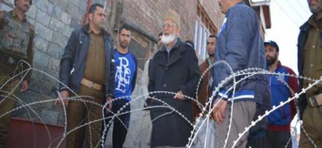 Geelani barred from marching to Shopian by Polic