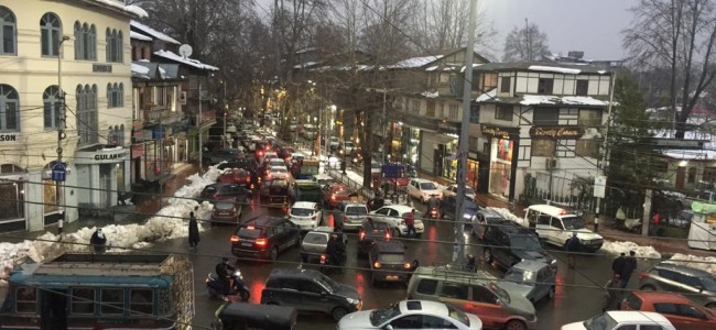 Vehicles stranded on Srinagar streets for hours on Monday