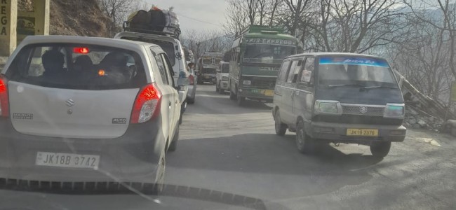 Confusion on Srinagar-Jammu highway keep people stranded