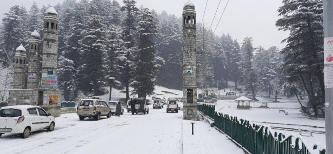 After fresh snowfall, road and air connectivity to Kashmir cut off