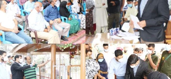 DC Srinagar holds grievance redressal camp at Balhama