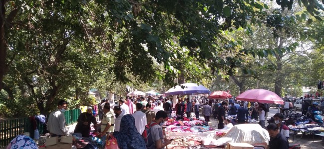 Large crowds in Sunday market of Srinagar, despite rise in covid cases