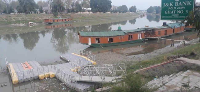Receding waters in river Jhelum pose threat to houseboats