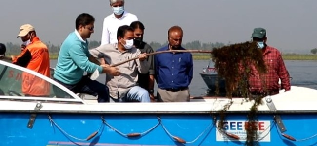 Mayor participates in ongoing de-weeding process of Dal Lake