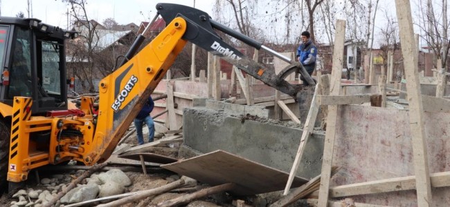 J&K LCMA conducts demolition drive at Baghwanpora, Nowshera, Nigeen areas