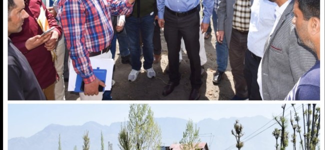 Addl Commissioner Kashmir visits various hamlets in Dal Lake