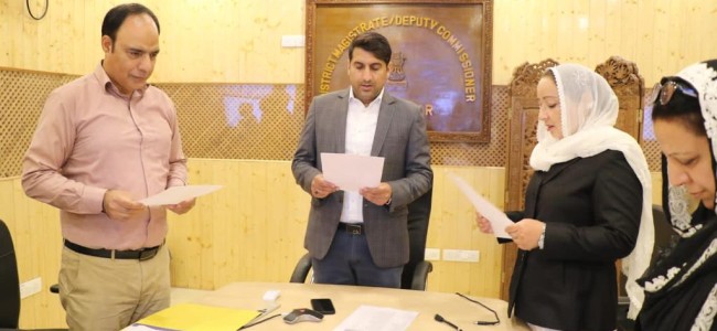 DC Srinagar administers Oath to newly appointed members of DCDRC