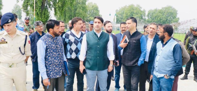 DC Srinagar pays visit at Dargah Hazratbal