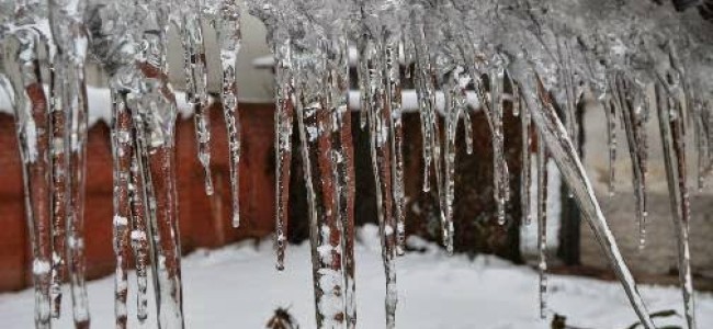 Kashmir under deep freeze, Srinagar shivers at minus 5.2°C on New Year