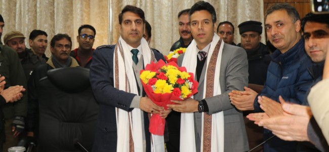 District Administration Srinagar accord emotional adieu to outgoing DC Aijaz Asad