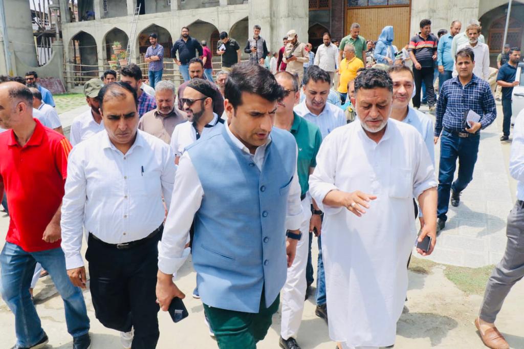 DC Srinagar visits Imambaras at Zadibal, Hasanabad, Shrine of ...